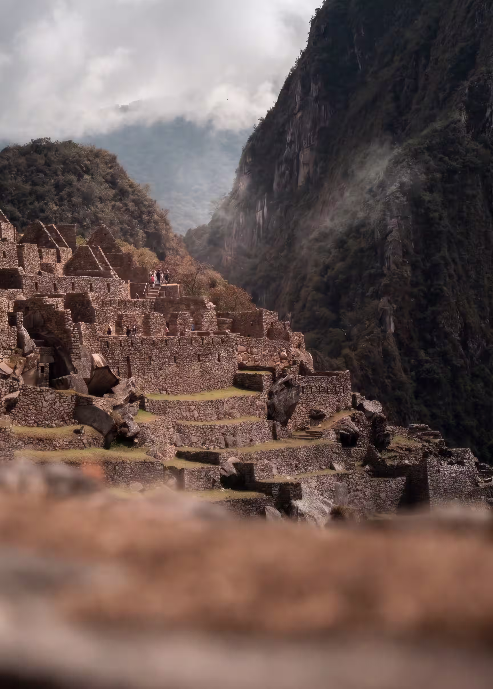 Vista panorámica de Machu Picchu entre las montañas de los Andes peruanos.